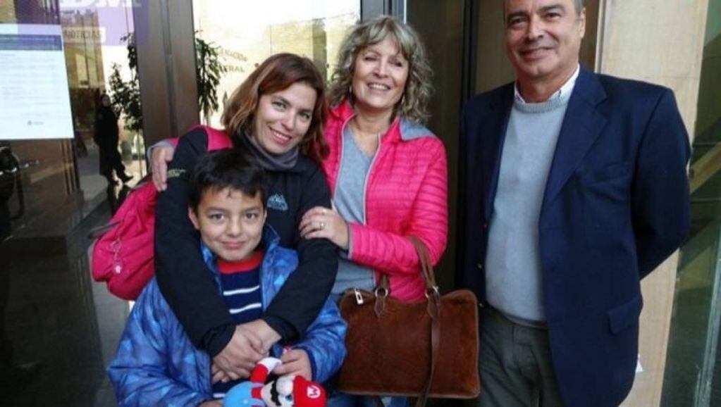 Joaquín, con su mamá y sus abuelos.