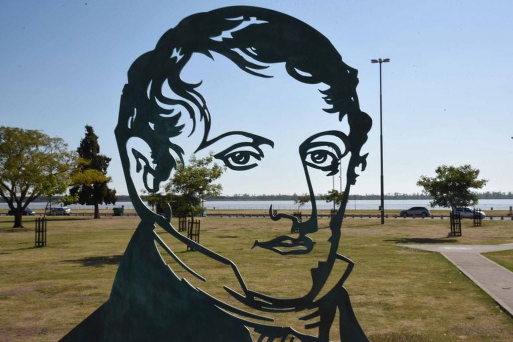 Cómo es la nueva escultura de Belgrano que ahora se luce en el Parque a la Bandera (Municipalidad de Rosario)