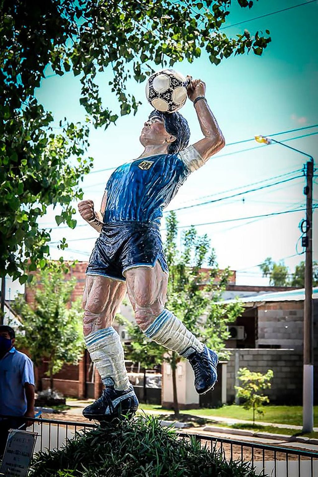 Homenajearon a Diego Maradona en Famaillá con una escultura.