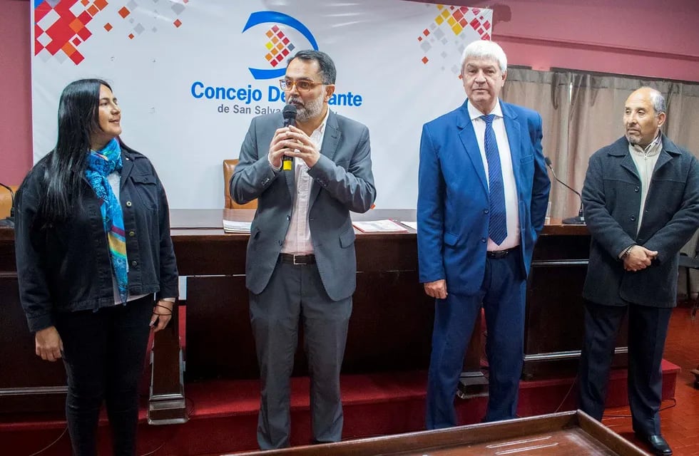 El presidente del Concejo, Lisandro Aguiar, y la concejal Patricia Moya presentaron a los expositores Raúl Sendín y Leonel Soto.