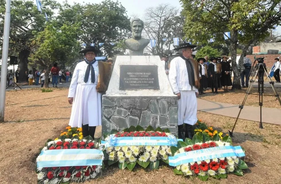 Como es tradicional, los gauchos montaron guardia de honor ante el busto que recuerda al primer gobernador de Jujuy, José María Fascio, en el acto celebratorio del 188vo aniversario de la Autonomía Política de Jujuy.