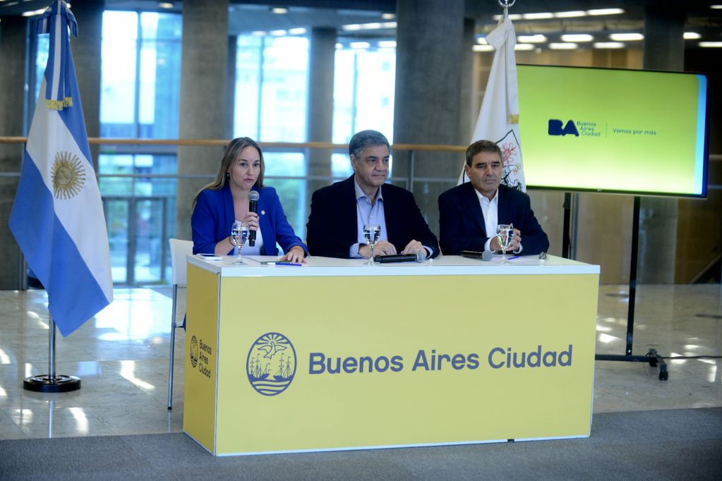 Clara Muzzio, Jorge Macri y Fernán Quirós, en conferencia de prensa de este miércoles.