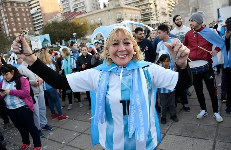 Festejos en bares y en el Monumento por el triunfo argentino