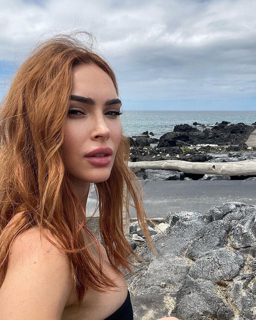 La actriz posó ante la cámara desde Hawaii y dejó ver su rojiza cabellera / Foto: Instagram