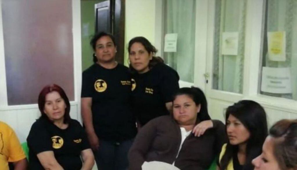 Las diez mujeres fueron encerradas dentro del edificio cuando esperaban que las atendiera un funcionario.