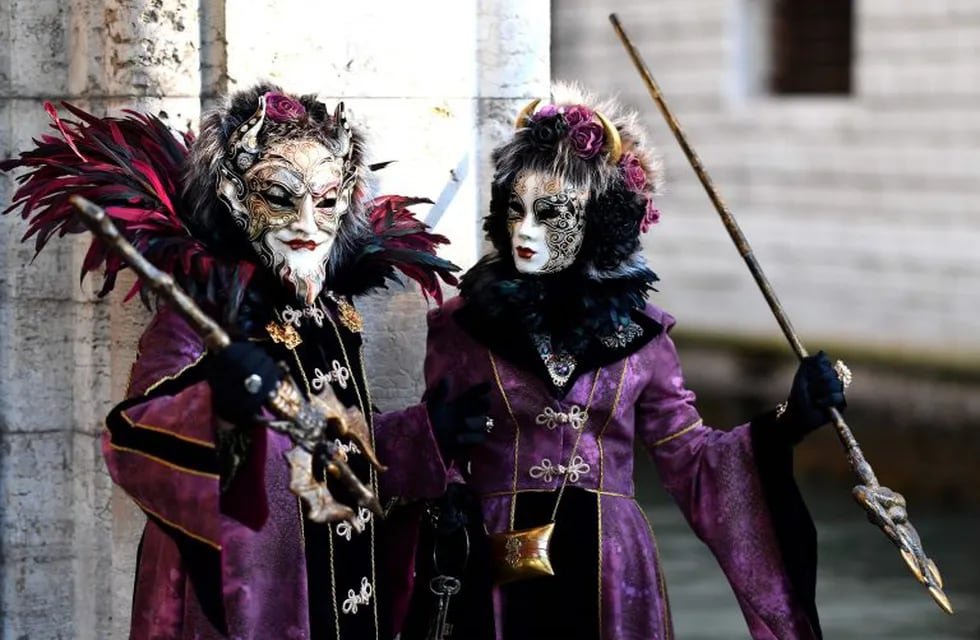 Revellers wearing masks and period costumes take part in the Venice Carnival on February 24, 2019 in Venice. (Photo by Alberto PIZZOLI / AFP) italia venecia  celebracion carnaval de venecia
