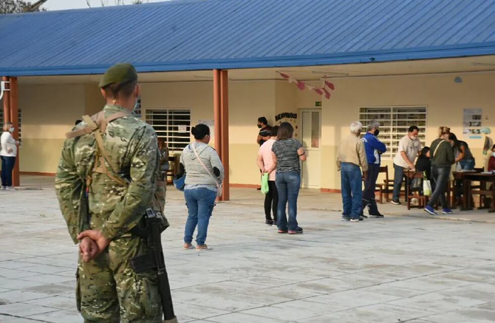 Además de custodiar las urnas, los soldados ayudan a los votantes (Agenfor).