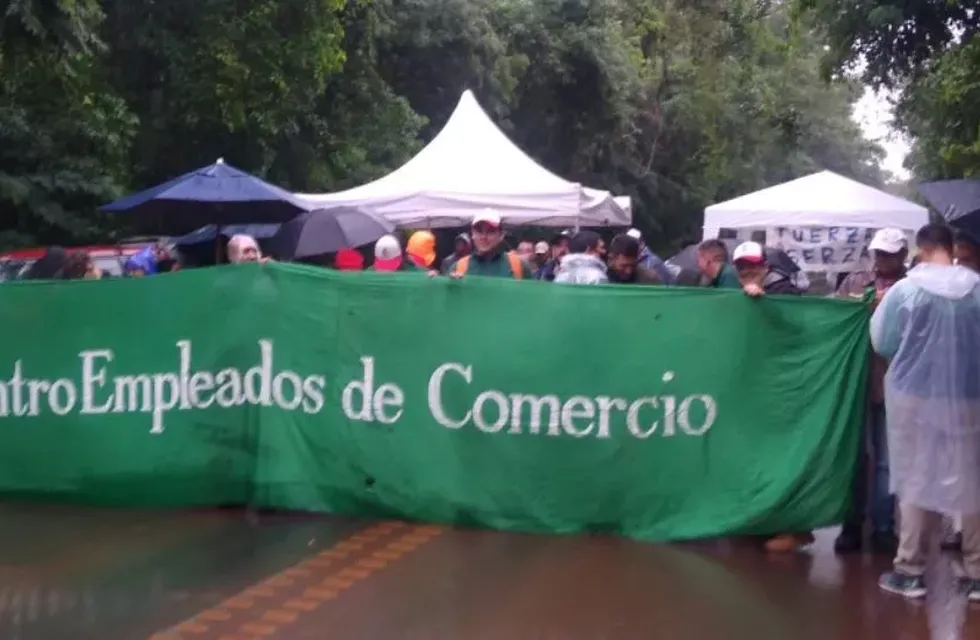 Manifestación en el acceso al aeropuerto de Puerto Iguazú.