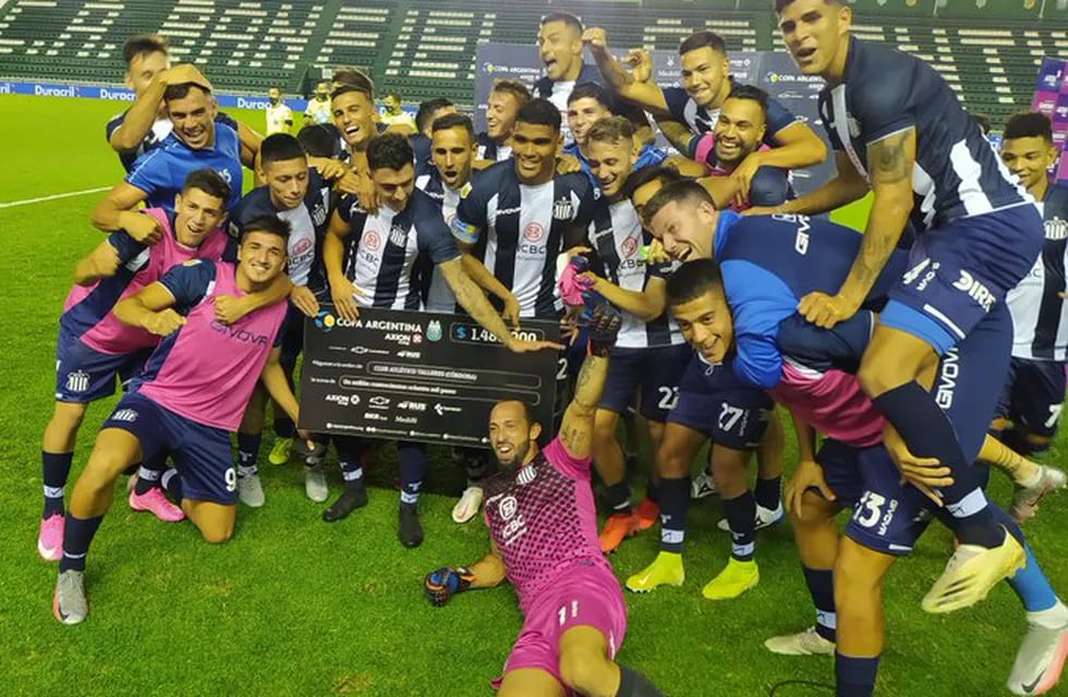 El equipo albiazul posa con el cheque que otorga un premio económico por pasar de fase en la Copa Argentina