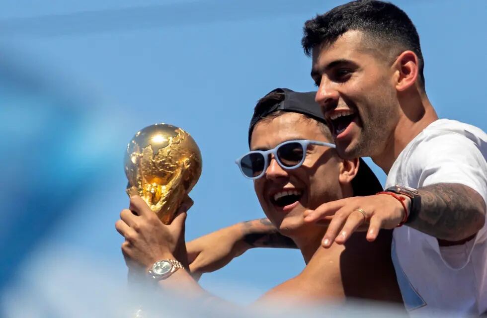 Paulo Dybala junto al Cuti Romero en los festejos del campeonato del mundo.
