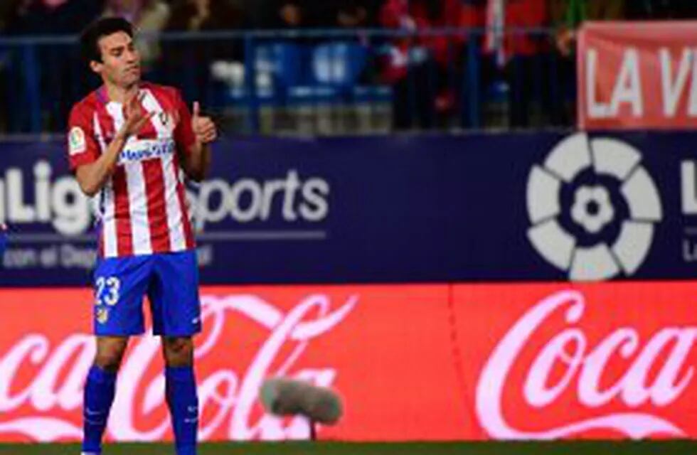 Atletico Madrid's Argentinian midfielder Nicolas Gaitan celebrates after scoring during the Spanish league football match Club Atletico de Madrid vs Real Betis at the Vicente Calderon stadium in Madrid on January 14, 2017. / AFP PHOTO / PIERRE-PHILIPPE MA