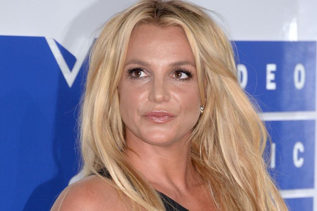 Britney Spears mostró sus sensuales pasos de baile con un vestido azul impactante
