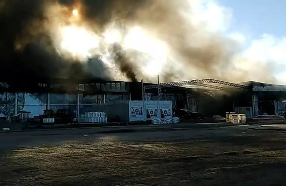 El humo de las llamas que produjo el incendio en los depósitos de la fábrica Lácteos Aurora. Twitter @Semanario_Extra