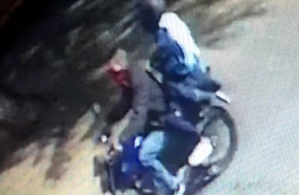 El agresor se fue con un cómplice a bordo de una moto. (Canal 3)