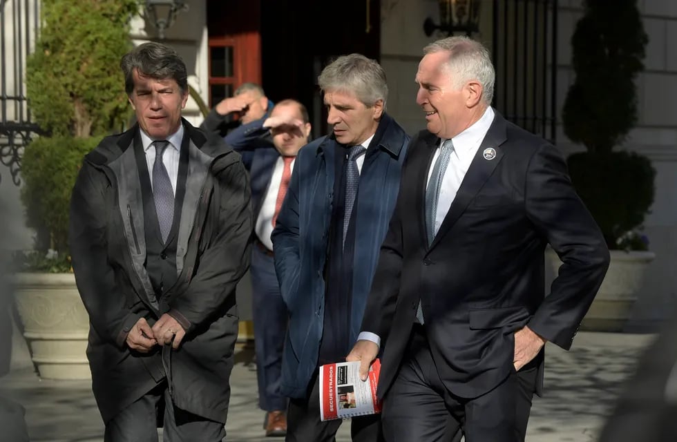 El embajador de Argentina en EE.UU., Mark Stanley (d), Luis Caputo (c) y Nicolas Posse (i). EFE/ Lenin Nolly