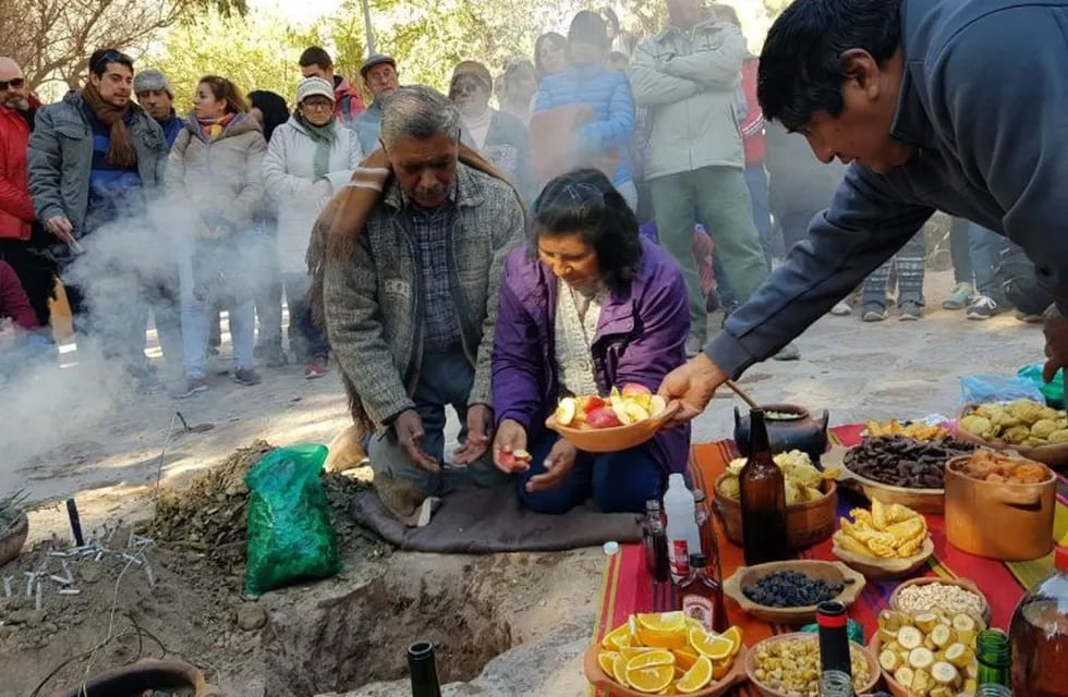 Hasta antes de la irrupción del Covid-19 la tradición hacía que el ritual en honor a la Pachamama sea, en muchos casos, motivo de celebración y festejos en toda la provincia de Jujuy.