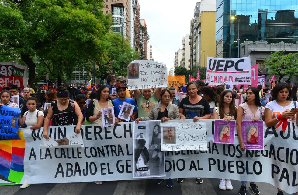 Marcha en Córdoba por el Día Internacional de la Eliminación de la Violencia contra la Mujer.
