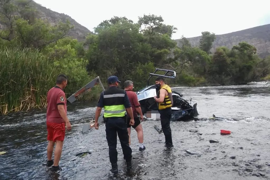 El helicóptero de Jorge Brito se estrelló sobre un dique en Cabra Corral, a 75 km de la capital de Salta. El banquero y su copiloto fallecieron luego de perder el control de la aeronave cuando se engancharon con cables de una tirolesa.