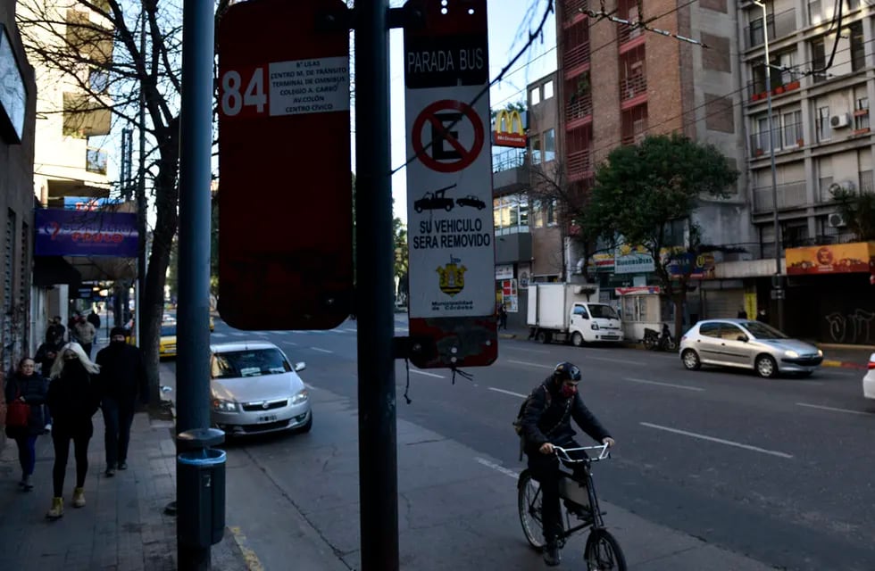 Paro de transporte en la ciudad de Córdoba. gente en bicicletas, paradas de colectivos vacias.
 (Ramiro Pereyra)