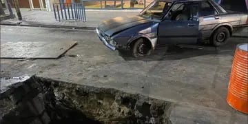 Un conductor alcoholizado cayó con su auto adentro de un pozo de Aguas en Rosario