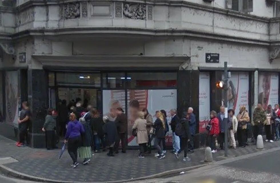 Un hombre falleció este lunes en la puerta de un banco céntrico. (Street View)