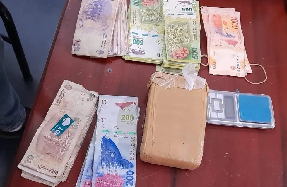 La droga y el dinero secuestrado en el procedimiento en Rivadavia.