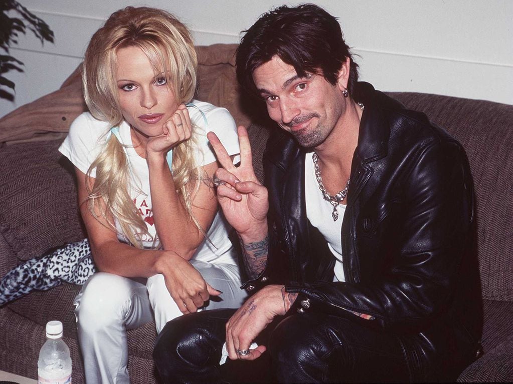 Pamela Anderson y Tommy Lee fotografiados en 1997 entre bastidores en la gala de los American Music Awards, en Los Ángeles (California).