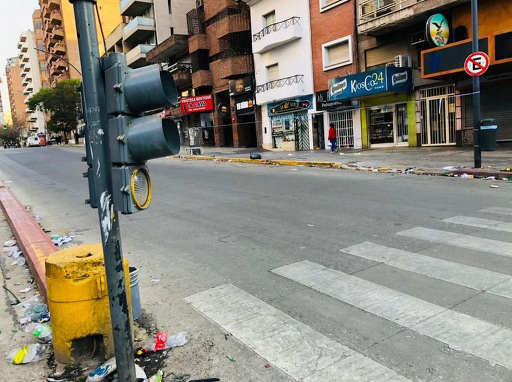 El cabezal del semáforo de bv. San Juan y Cañada quedó colgando.