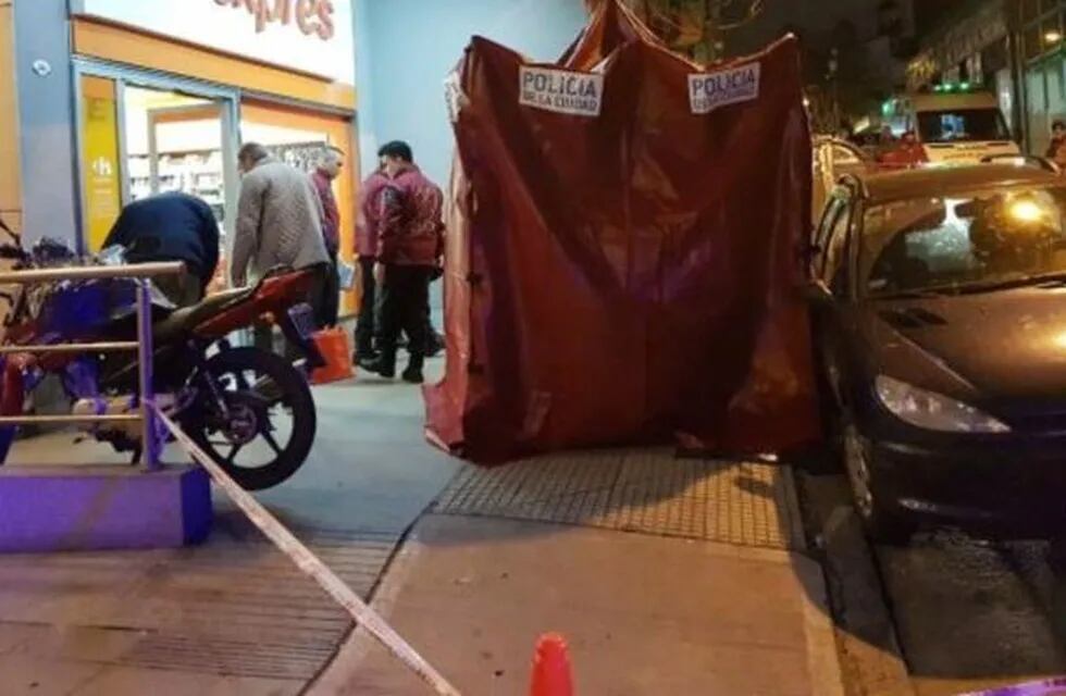 Un ladrón muerto tras el asalto a un supermercado del microcentro porteño.