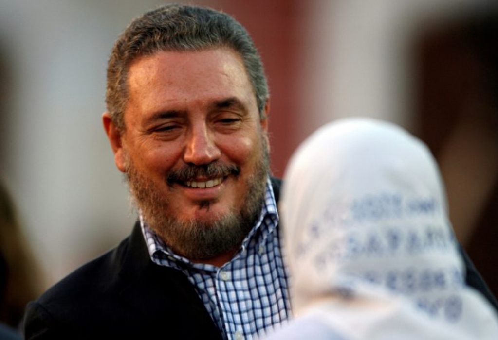 FILE PHOTO: Fidel Castro Diaz-Balart, son of Cuba's President Fidel Castro, talks to Argentine human right activist and member of the Mothers of the Plaza de Mayo group Hebe de Bonafini during the inauguration of the International Book Fair in Havana February 8, 2007. REUTERS/Claudia Daut/File Photo