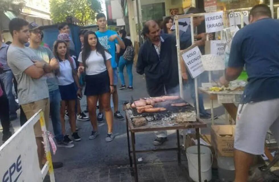 Manteros y choripanes en la peatonal ante el paro de los municipales.