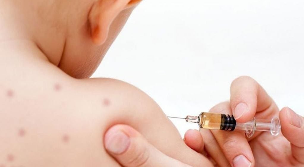 La forma de prevenir la enfermedad es a través de la vacunación, ya desde temprana edad. 