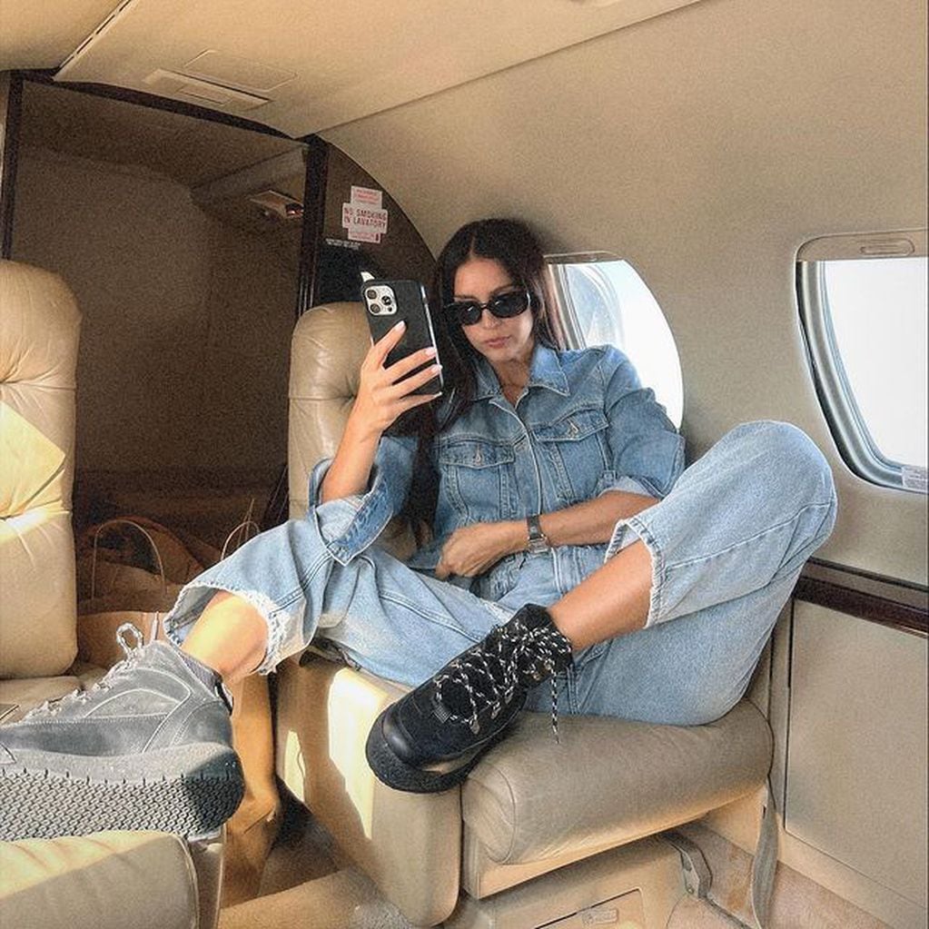 Zaira Nara mostró su estilo denim para un vuelo privado a Uruguay.