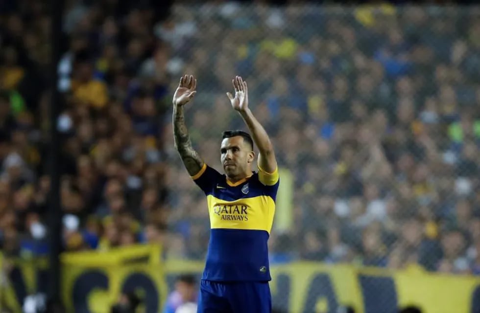 Carlos Tevez se desgarró y podría perderse lo que resta del año con Boca. (AP)