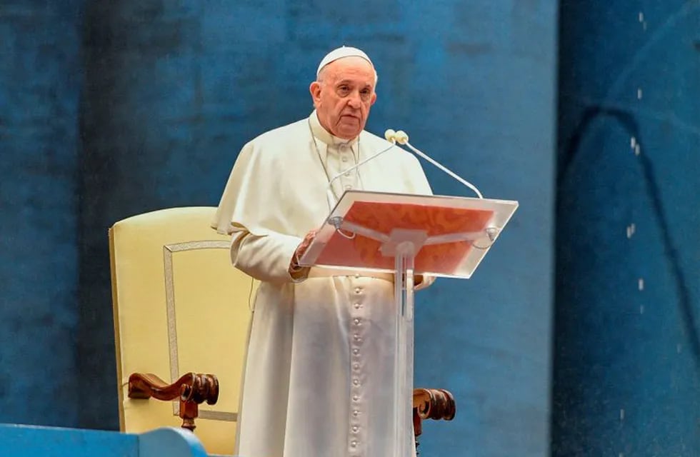 This photo taken and handout on March 27, 2020 by the Vatican Media shows Pope Francis presiding over a moment of prayer on the sagrato of St Peter’s Basilica, the platform at the top of the steps immediately in front of the façade of the Church, to be concluded with Pope Francis giving the Urbi et orbi Blessing, on March 27, 2020 at St. Peter's Square in the Vatican. (Photo by Handout / VATICAN MEDIA / AFP) / RESTRICTED TO EDITORIAL USE - MANDATORY CREDIT \