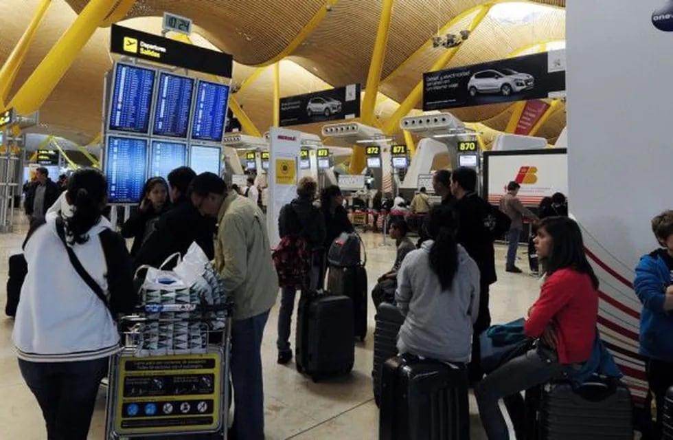 Viajeros en el aeropuerto de Barajas, España (Foto: Javier Soriano/AFP)