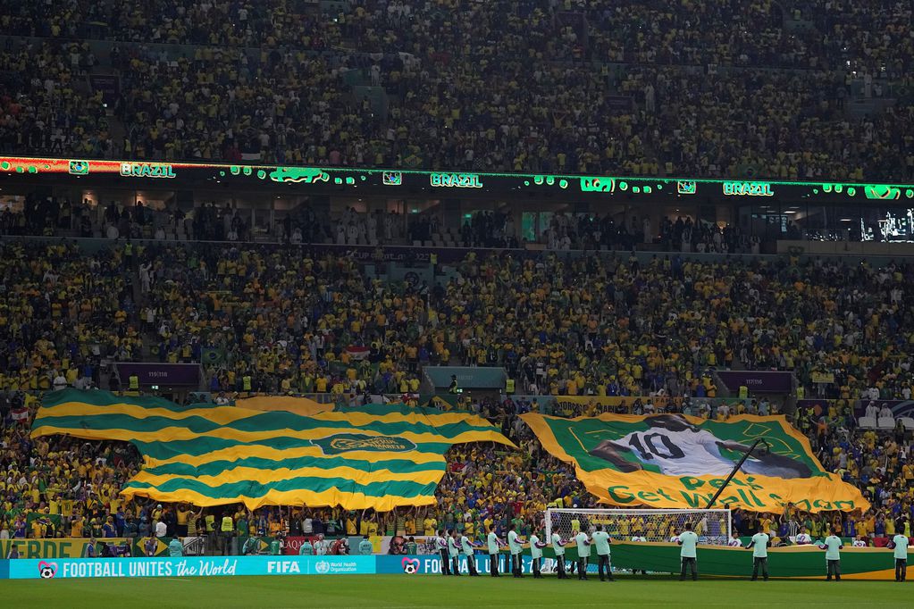 Los fanáticos brasileños le enviaron su apoyo a Pelé durante el encuentro ante Camerún. (AP)