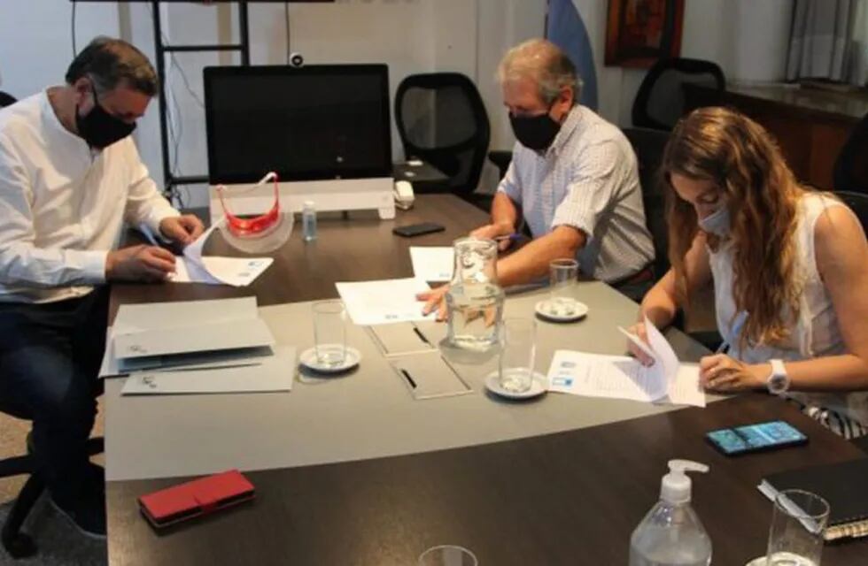 Orozco, Amstutz y Ontanilla firmando un acuerdo para la reubicación de familias, en el marco de la construcción de la doble Vía Mendoza - San Juan.