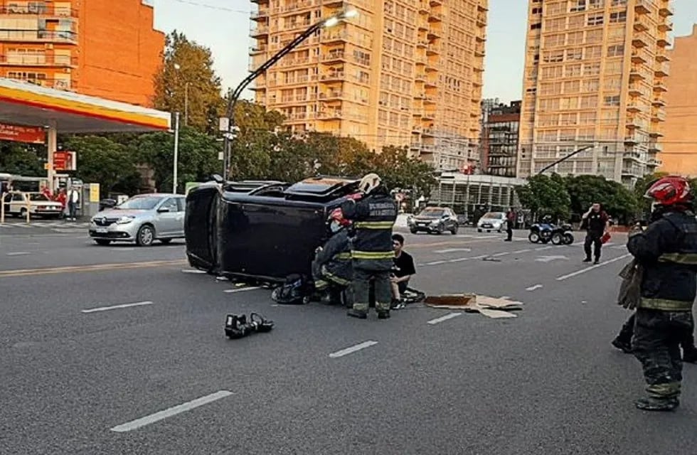 Dos jóvenes resultaron heridos tras el choque y vuelco en Núñez.