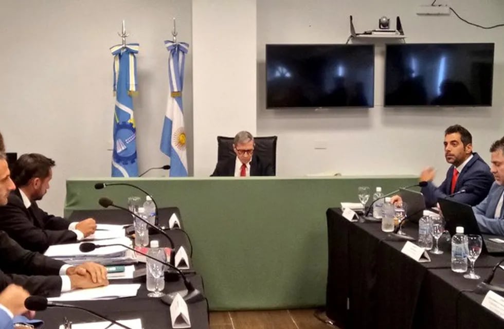 El juez Piñeda se declaró incompetente para resolver las probations de los seis imputados.