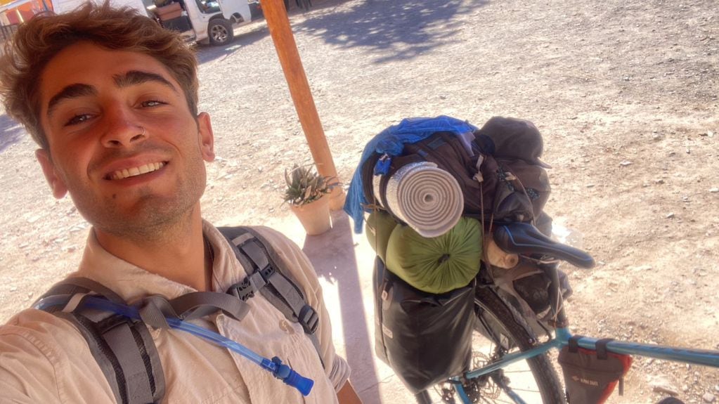 Tomás Pomazán tiene 23 años, es cordobés e inició una travesía en bicicleta para recorrer Sudamérica.