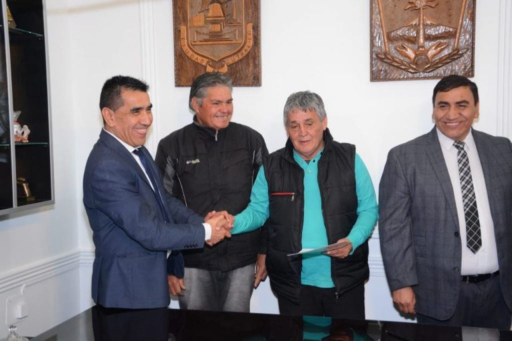 Participó del acuerdo el intendente de Cutral Có (web).