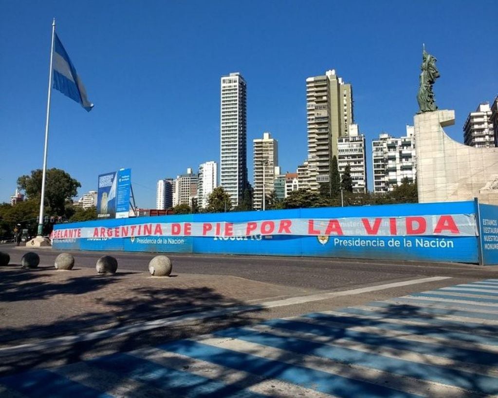 Preparativos para la última marcha de organizaciones contra el aborto legal en Rosario antes de la sesión del Senado. (@maclaraperotti)