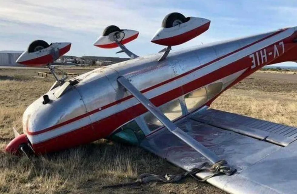 Una avioneta terminó tumbada en el Aeroclub.