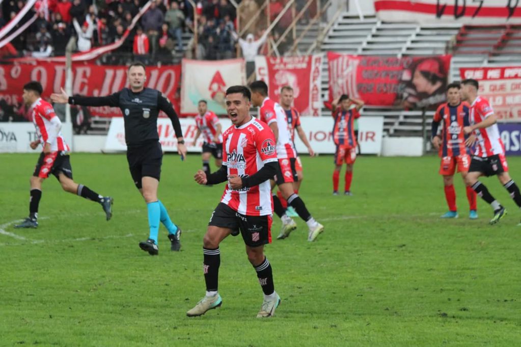 Agustín López festeja su gol