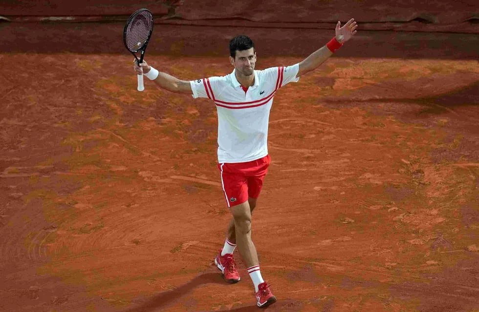 Novak Djokovic derrotó en un maratónico partido al español Rafael Nadal y definirá Roland Garros ante el griego Stefanos Tsitsipas. (AP)