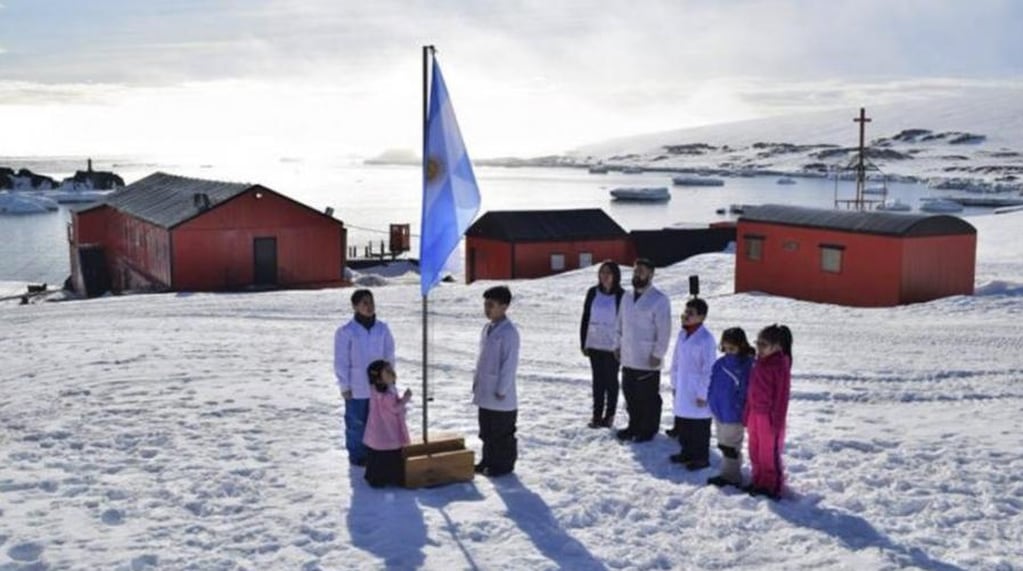 A cargo de su nueva directora Soledad Otaola, la única escuela de la Antártida reabrió este lunes sus puertas en la base Esperanza, Antártida Argentina.