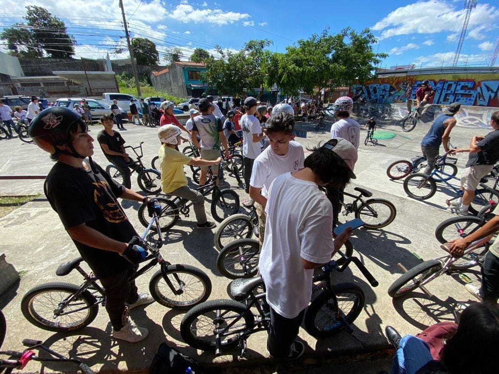 Gabriel Goldsack creador de la ONG que regala bicicletas o partes de BMX a riders del mundo.