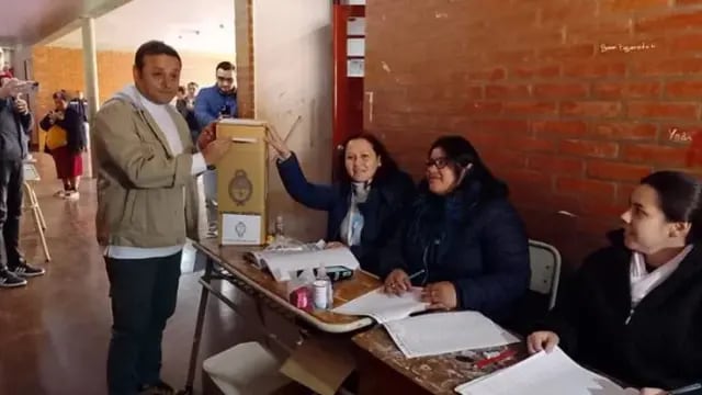 Elecciones PASO 2023: el gobernador de la provincia de Misiones, Oscar Herrera Ahuad, ya emitió su derecho constitucional