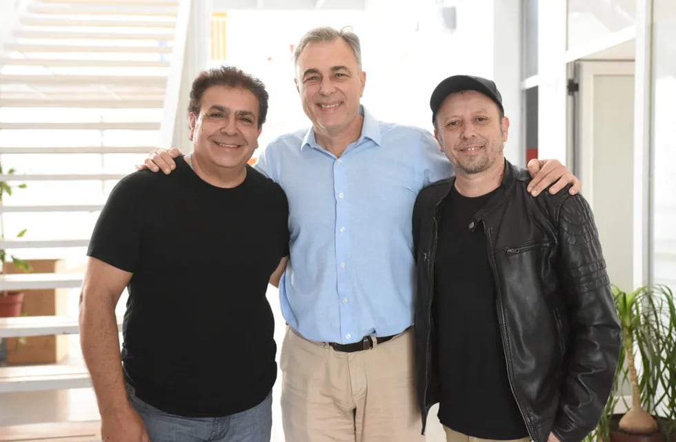 Luis Castellano con Julian Rivero y Ezequiel Fabro, los autores del tango para Rafaela